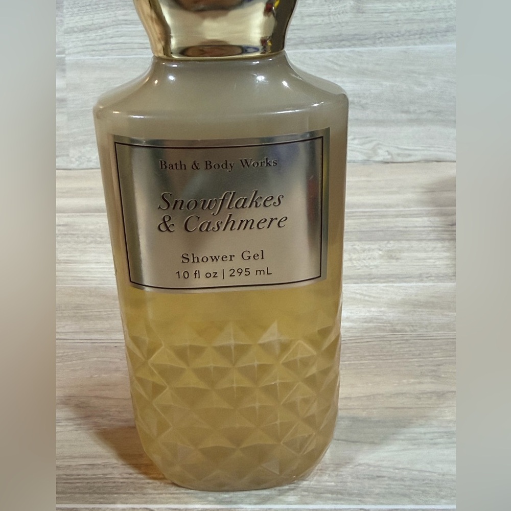 Bath & Body Works Snowflakes & Cashmere Shower Gel - Cream